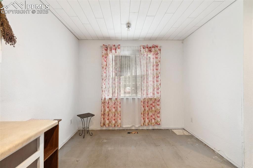 Image 16 of 27: Dining Area