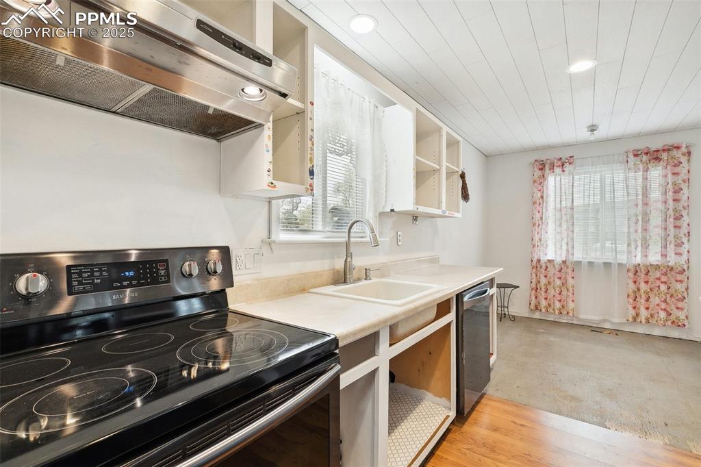 Image 17 of 27: Kitchen