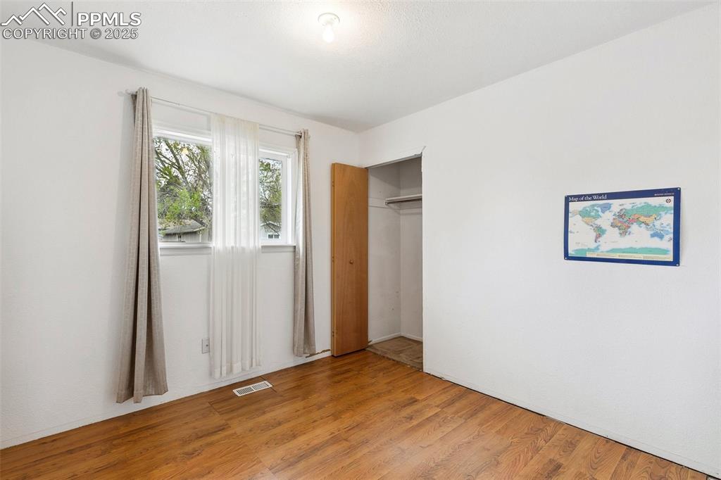 Image 18 of 27: Bedroom