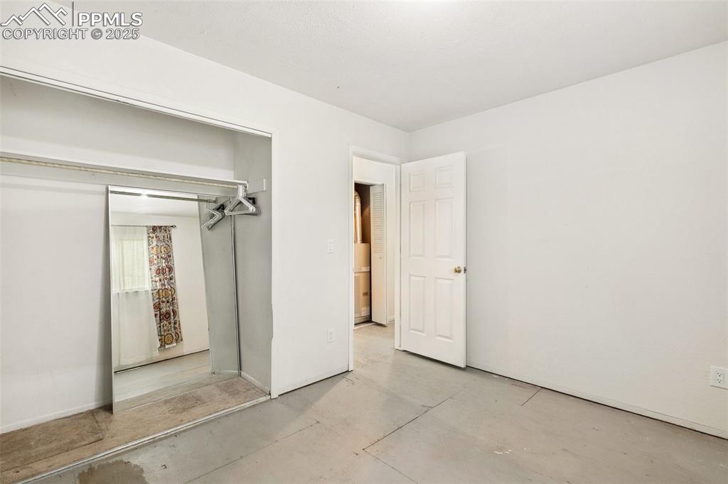 Image 21 of 27: Bedroom