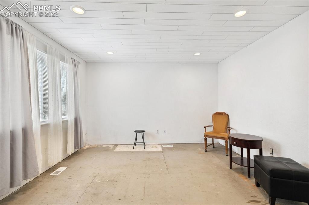 Image 6 of 27: Sitting Room