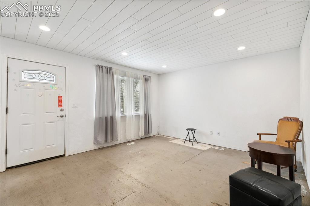 Image 7 of 27: Entry