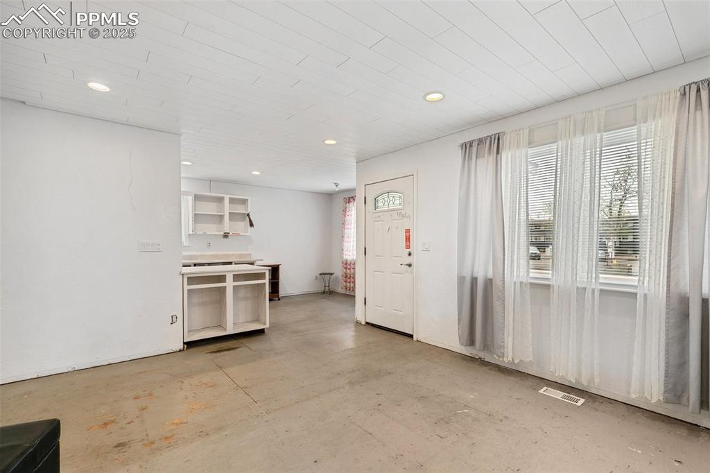 Image 8 of 27: Living Room