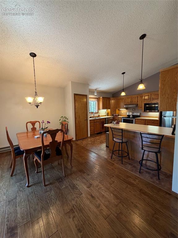Image 15 of 46: Dining Area