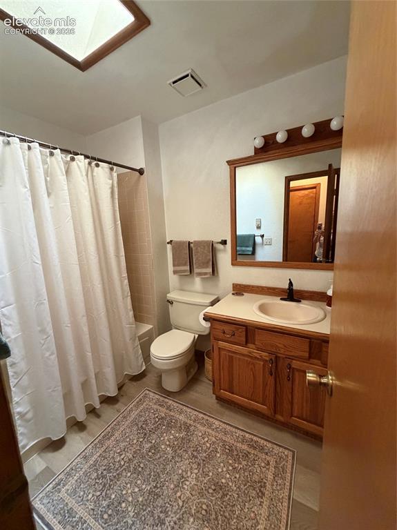 Image 19 of 46: Bathroom