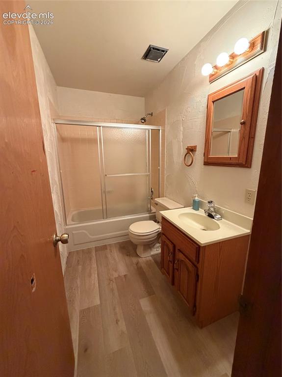 Image 32 of 46: 3rd Full Bathroom connected to 4th bedroom on LL