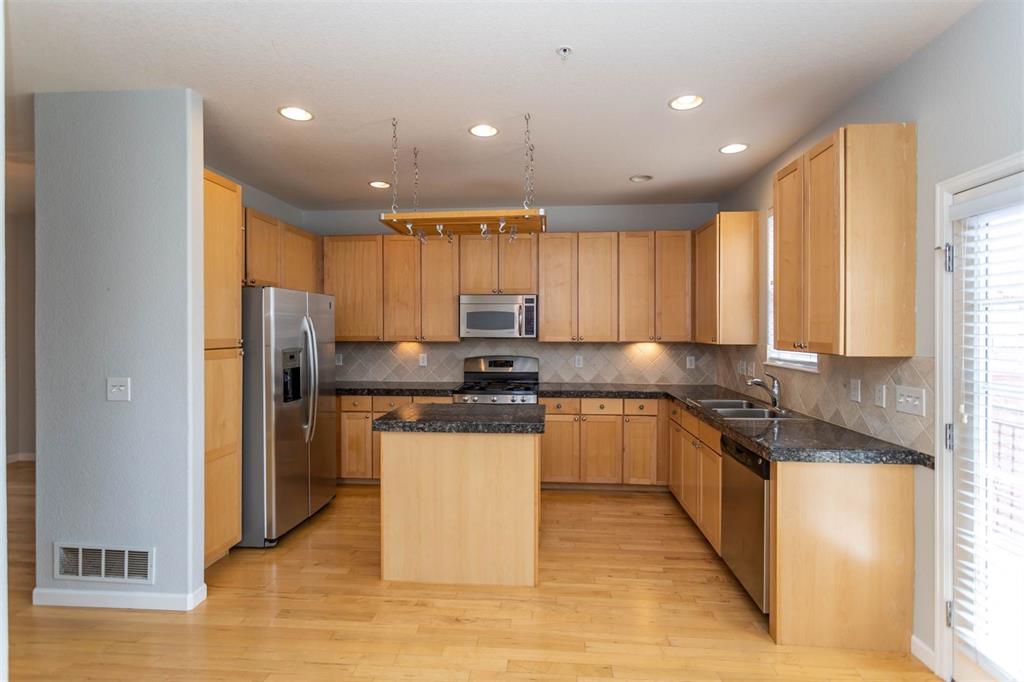 Image 17 of 31: Kitchen
