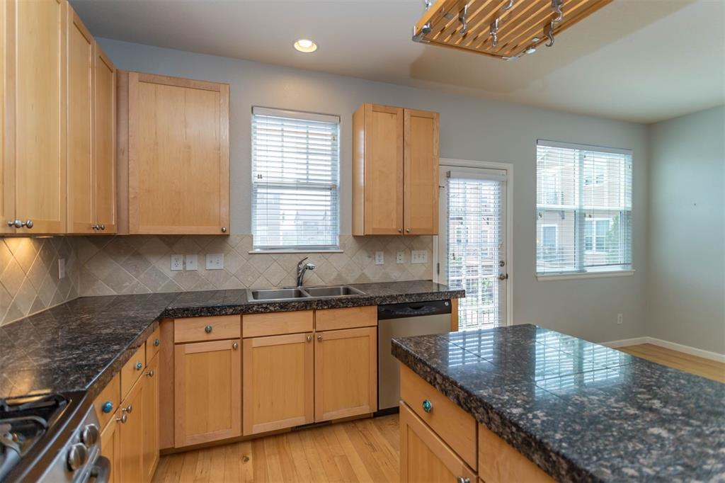 Image 18 of 31: Kitchen