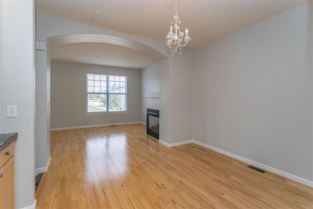 Image 19 of 31: Living Room