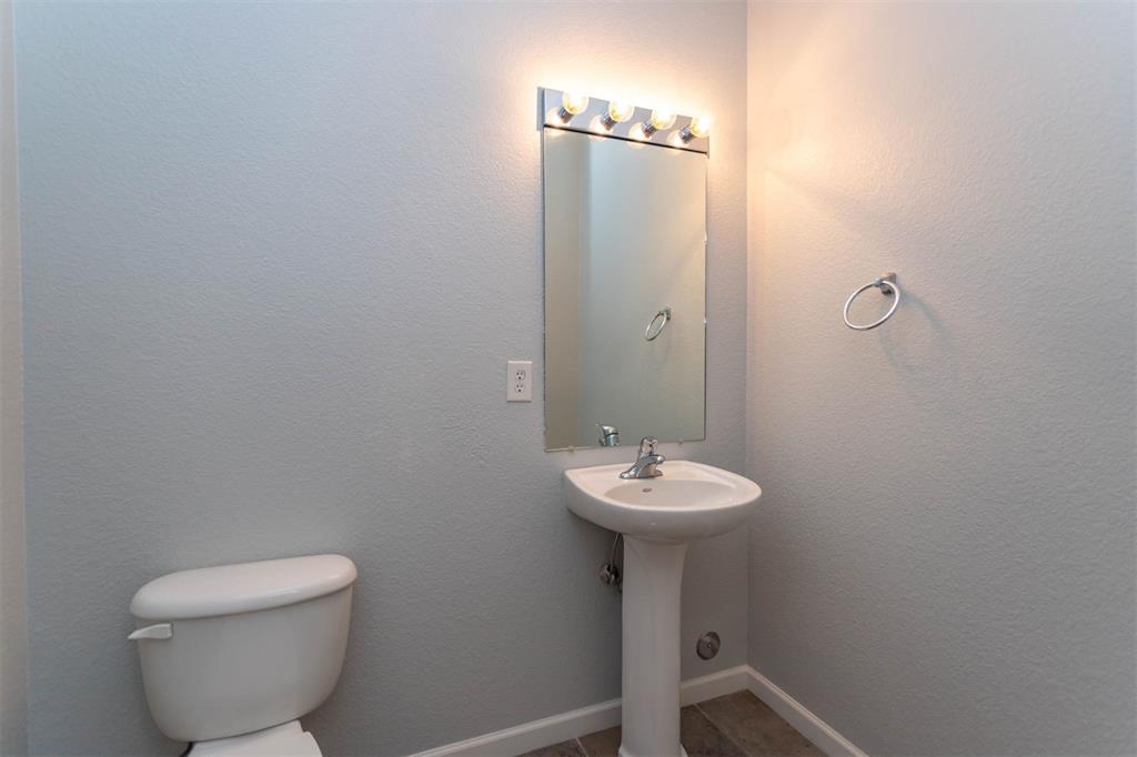 Image 26 of 31: Bathroom