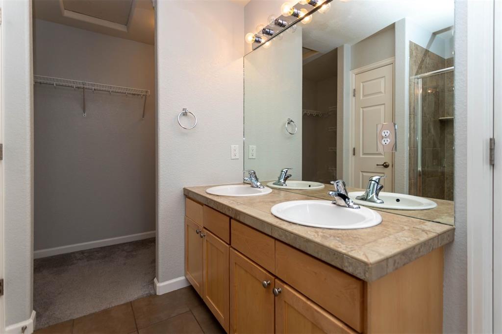 Image 4 of 31: Bathroom