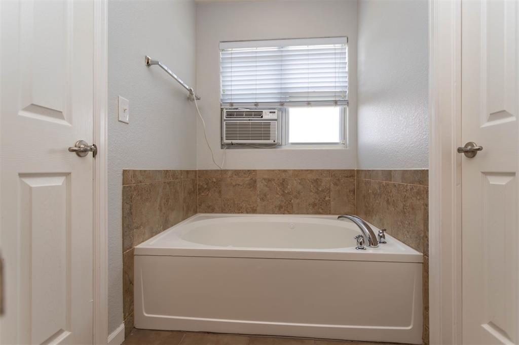 Image 6 of 31: Bathroom