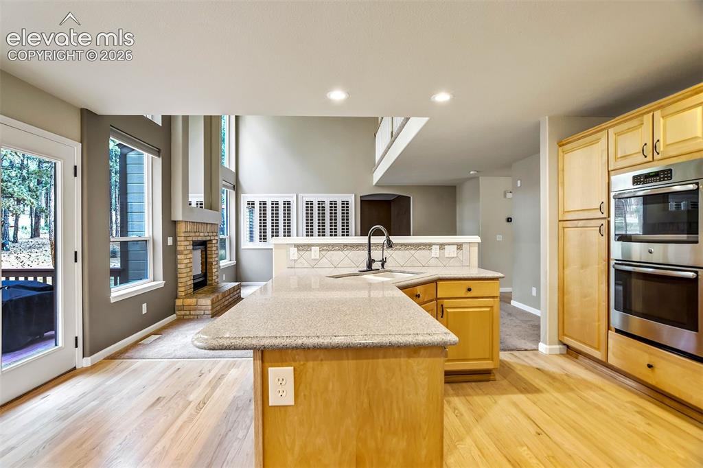 Image 18 of 50: Kitchen