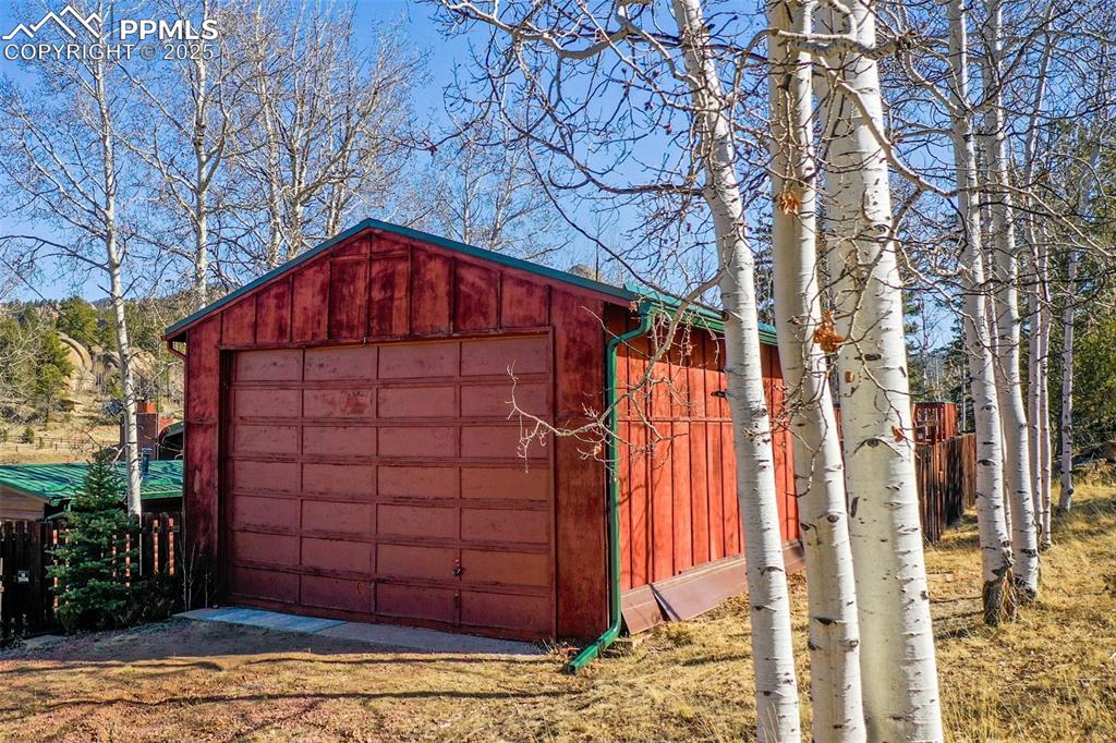 Image 19 of 38: Detached garage 