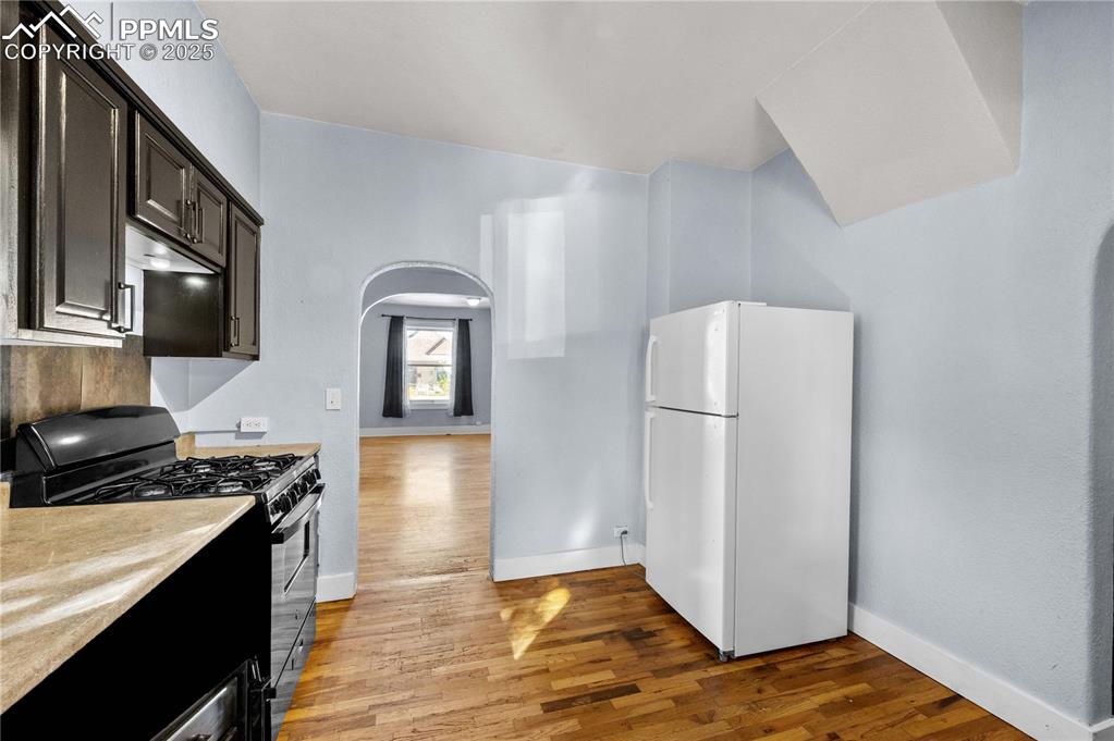 Image 10 of 25: Kitchen