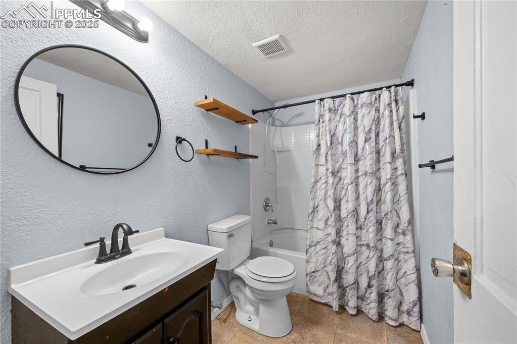 Image 13 of 25: Bathroom