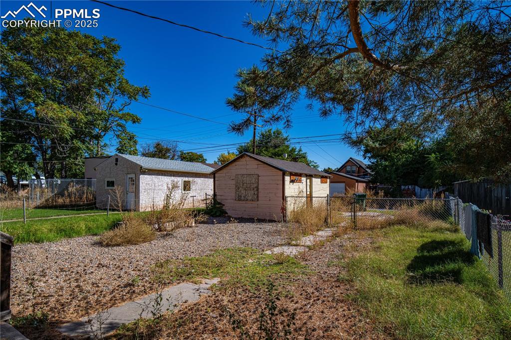 Image 16 of 25: Yard