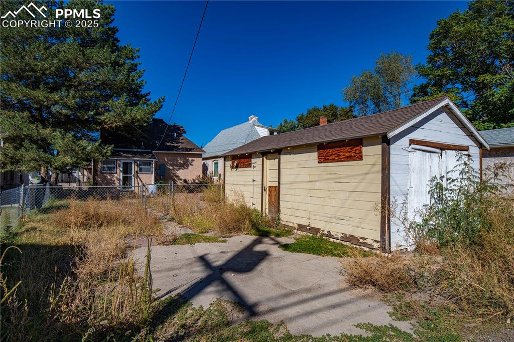 Image 17 of 25: Out Buildings