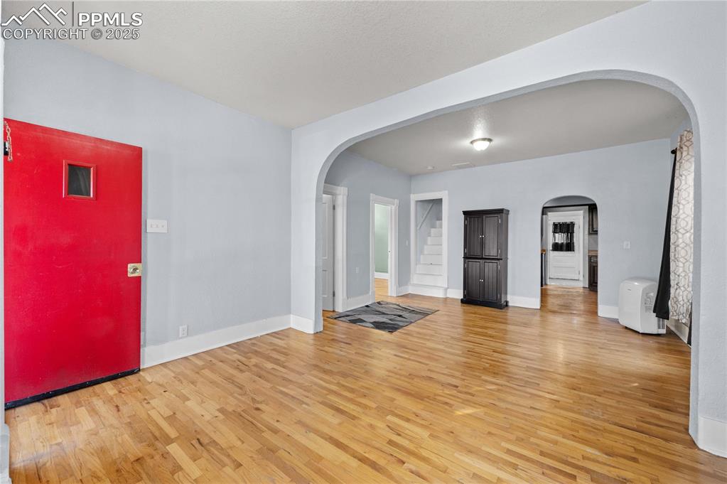 Image 3 of 25: Living Room