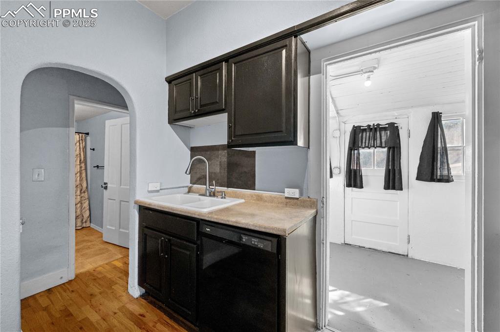 Image 9 of 25: Kitchen