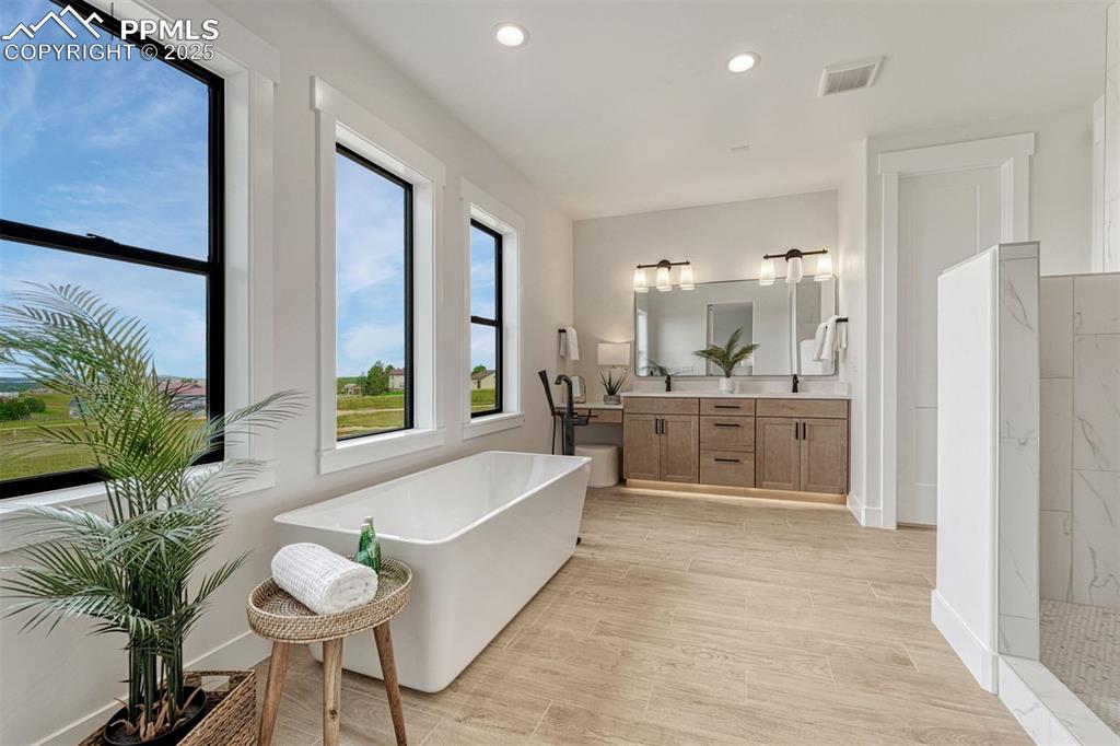 Image 10 of 50: Bathroom