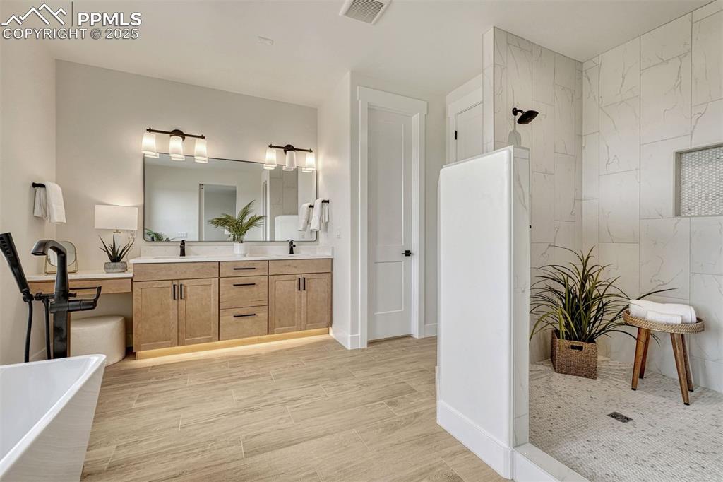 Image 11 of 50: Bathroom