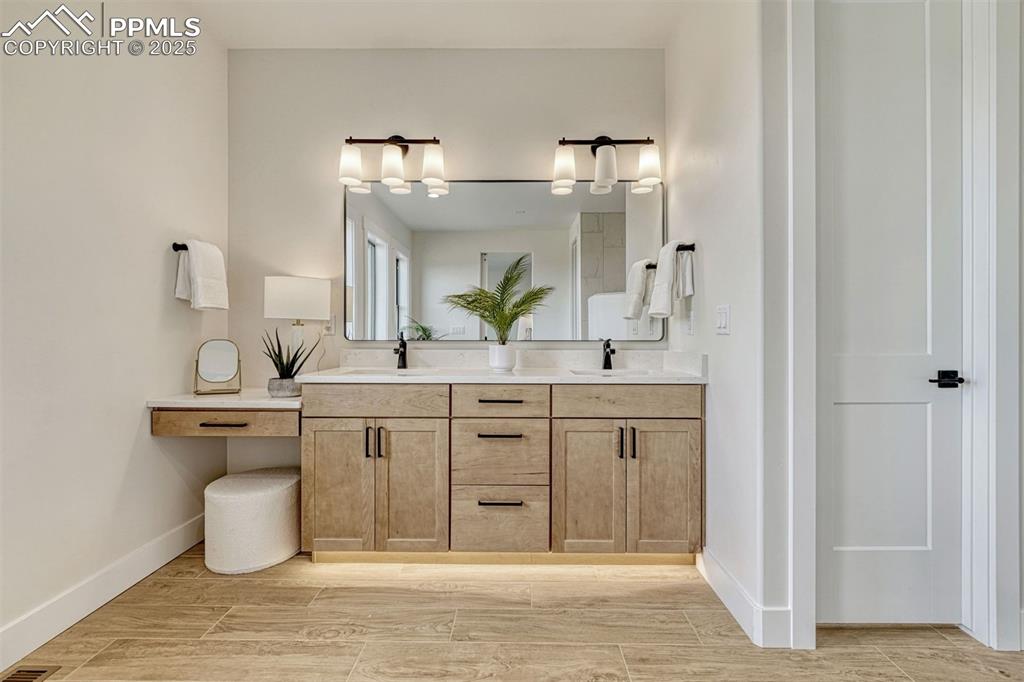 Image 12 of 50: Bathroom