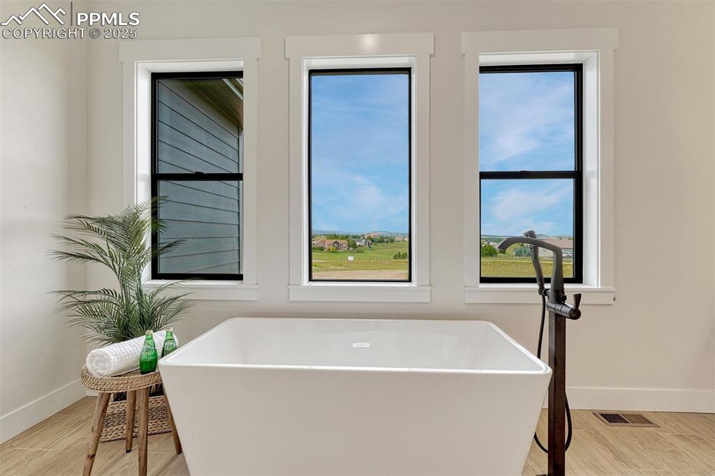 Image 13 of 50: Bathroom