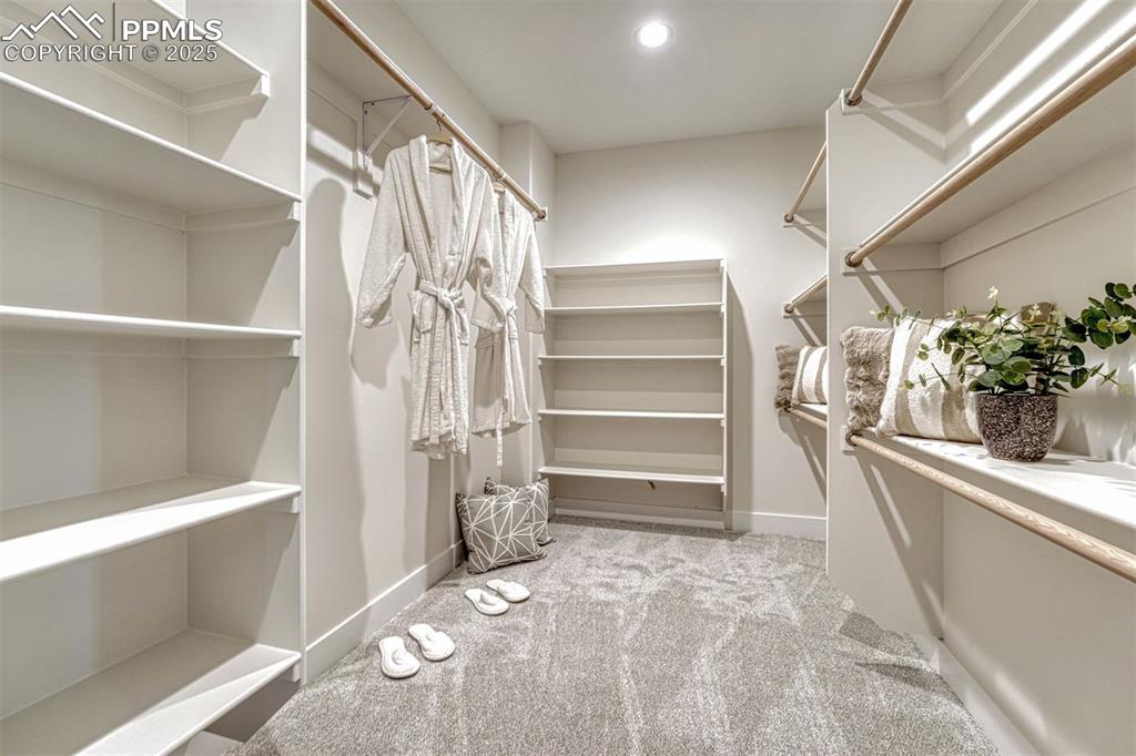 Image 14 of 50: Closet