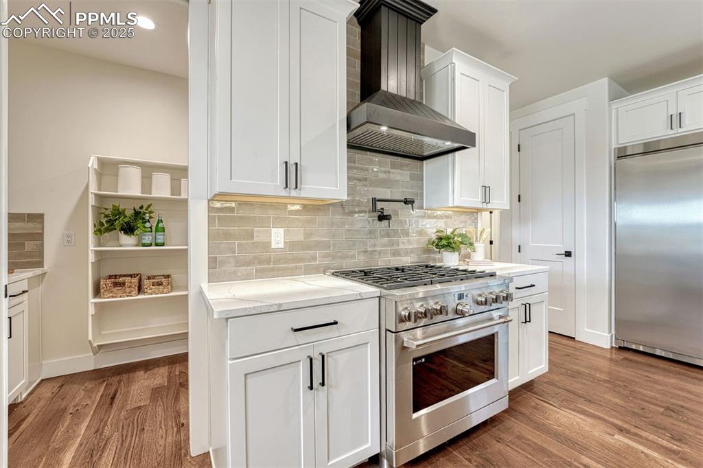 Image 15 of 50: Kitchen