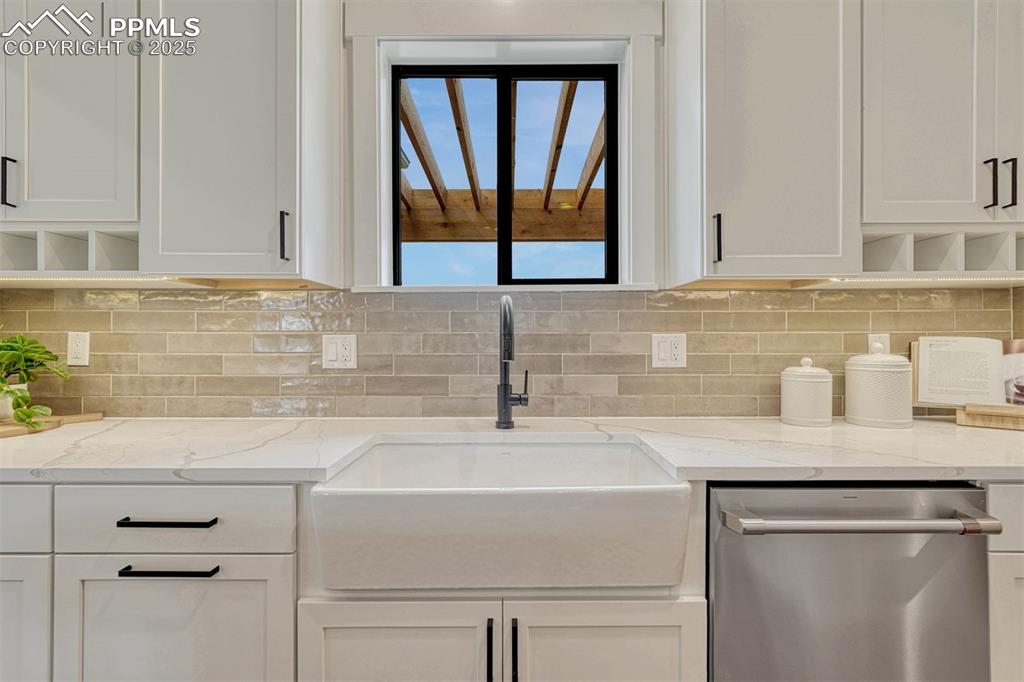 Image 16 of 50: Kitchen