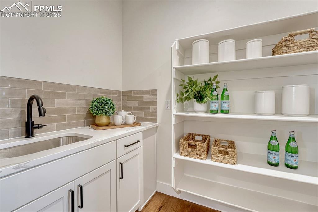 Image 17 of 50: Pantry