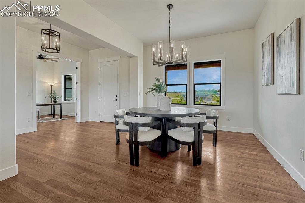 Image 21 of 50: Dining Area