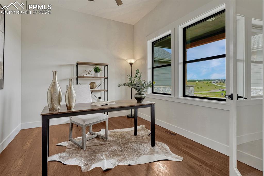 Image 22 of 50: Office