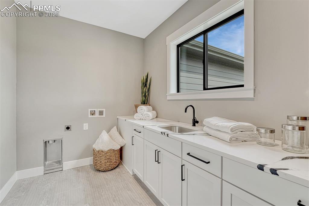 Image 23 of 50: Laundry