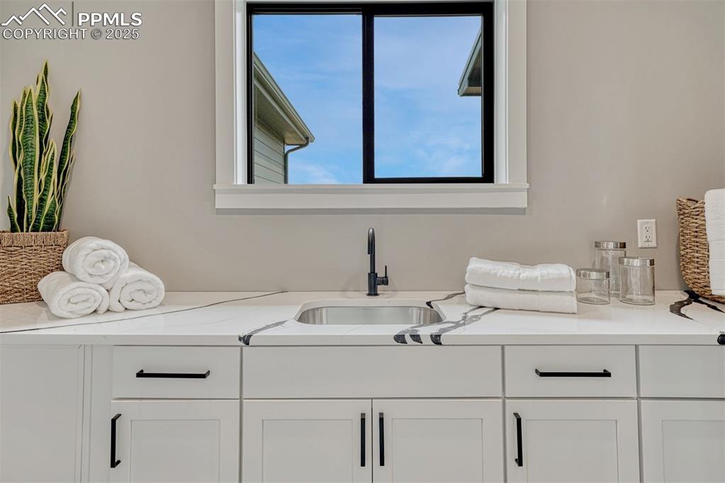 Image 24 of 50: Bathroom