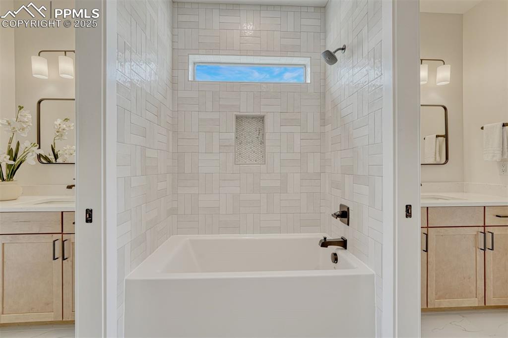 Image 26 of 50: Bathroom