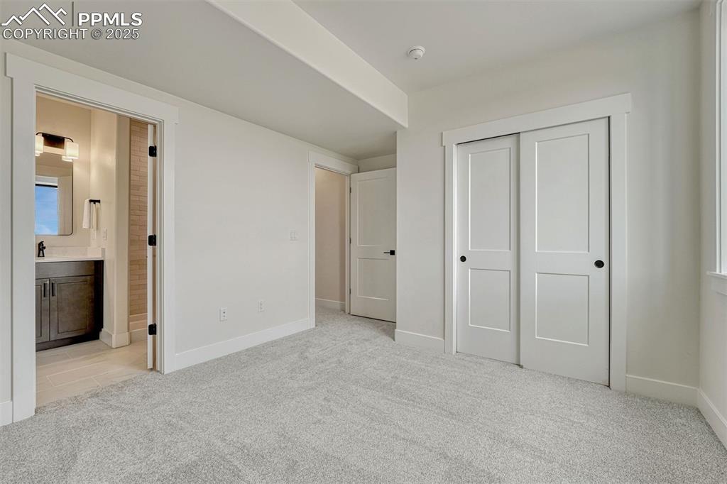 Image 35 of 50: Bedroom