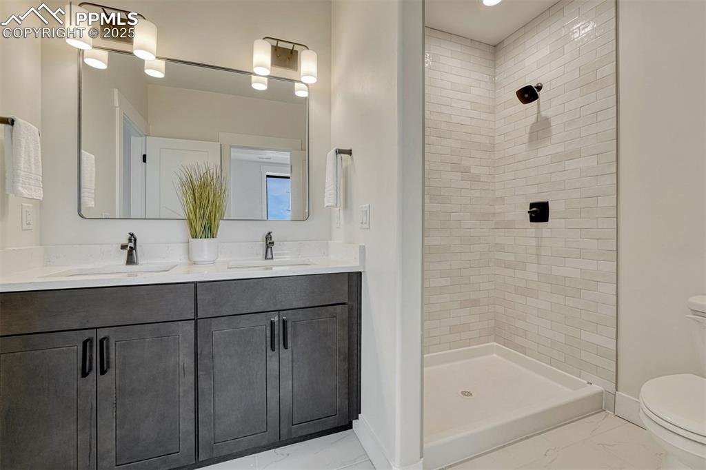 Image 36 of 50: Bathroom