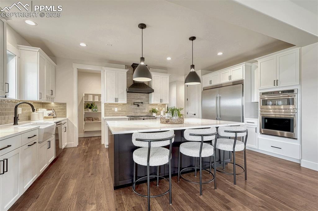 Image 4 of 50: Kitchen