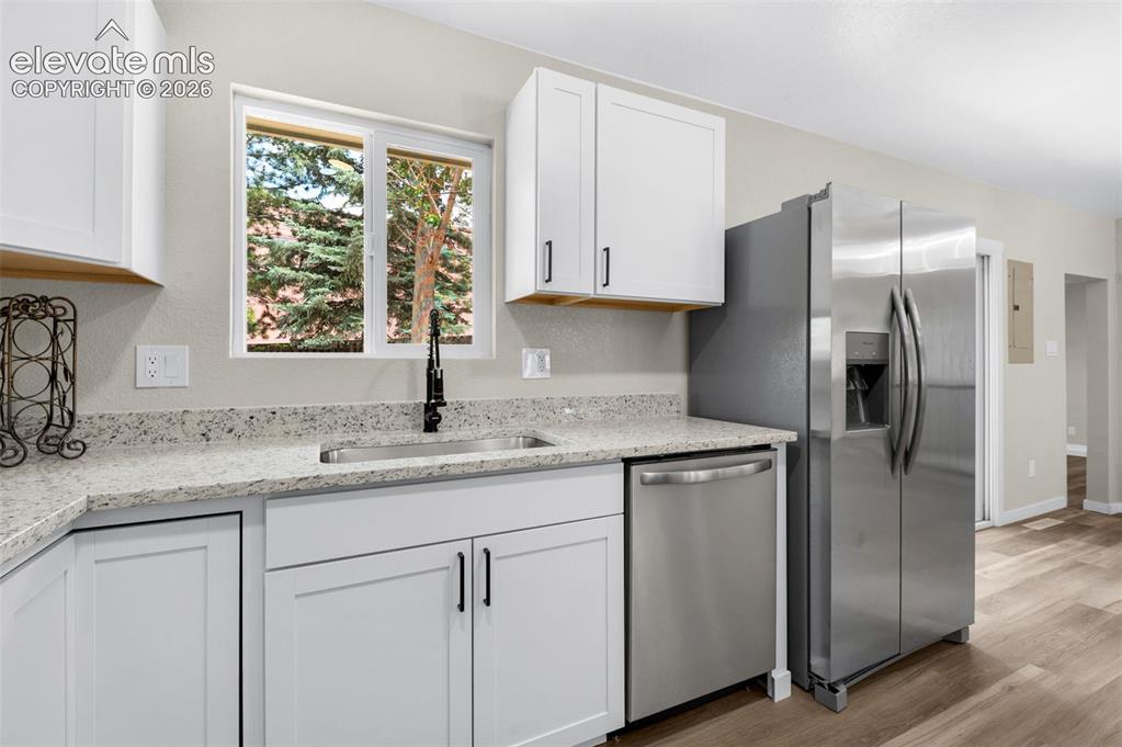 Image 10 of 42: Kitchen