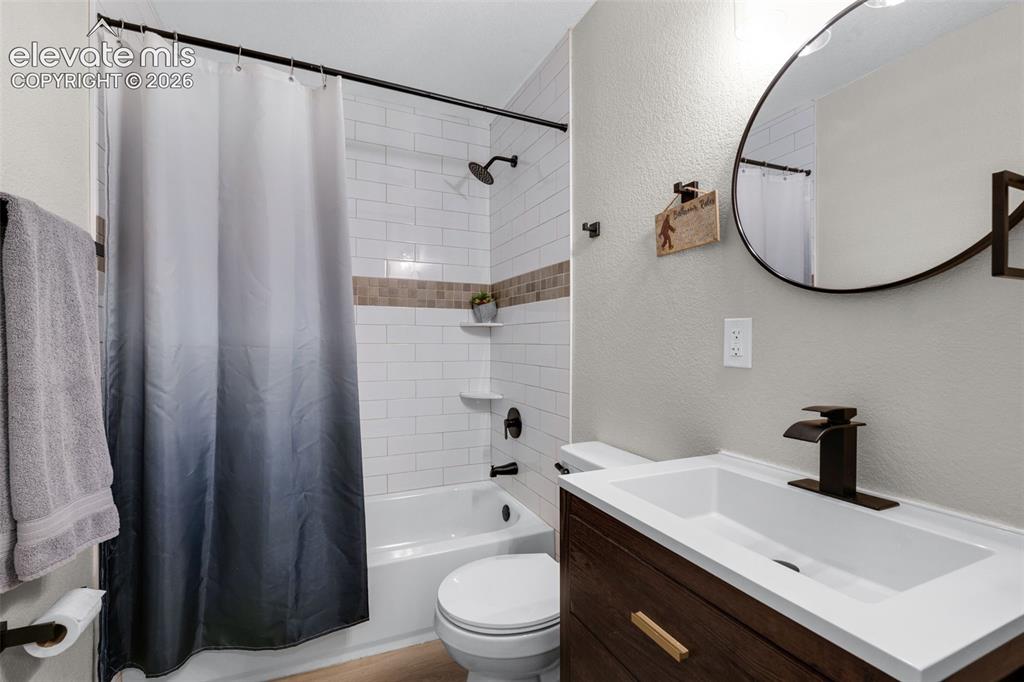 Image 19 of 42: Bathroom
