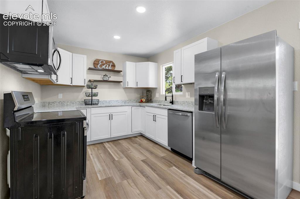 Image 7 of 42: Kitchen