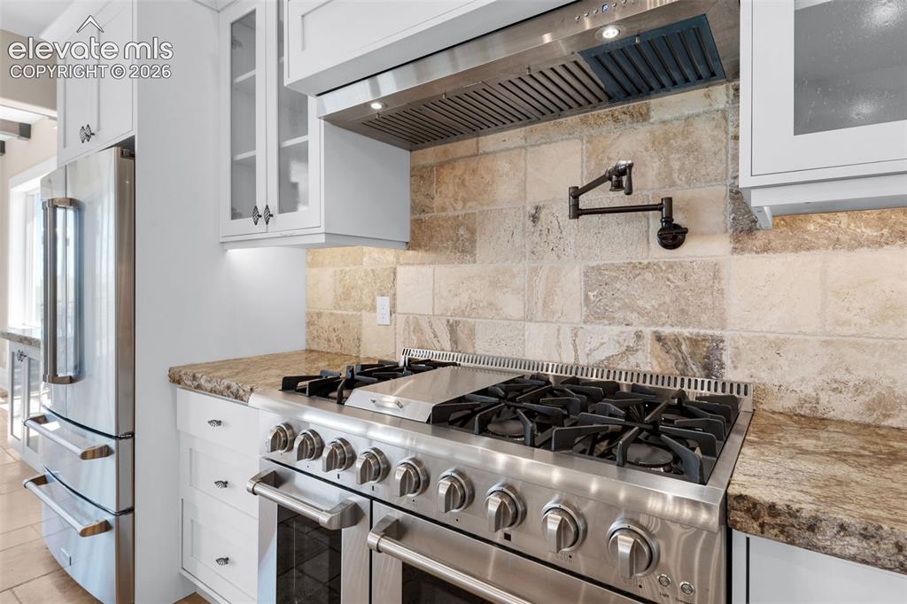 Image 12 of 50: Kitchen