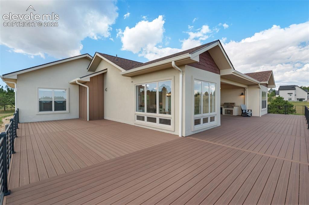 Image 18 of 50: Deck