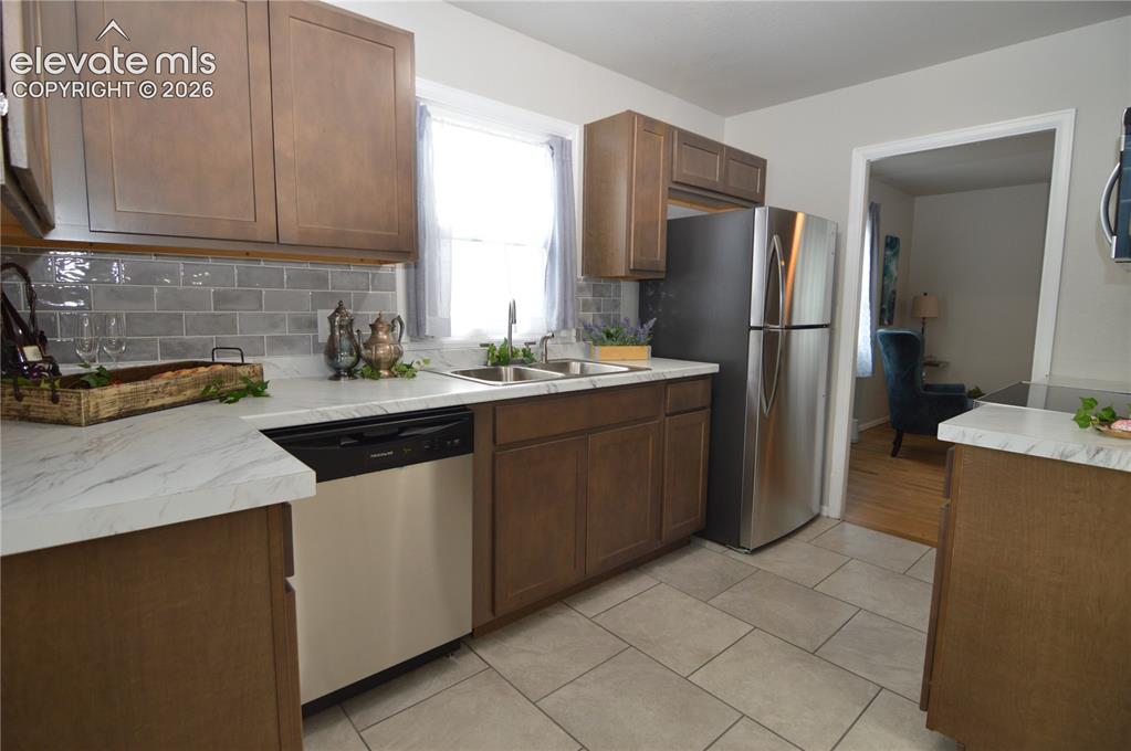 Image 7 of 23: The new stainless steel appliances are included.