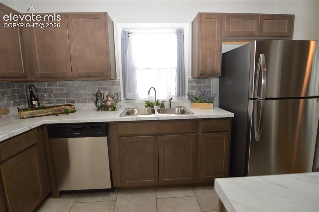 Image 8 of 23: Look at all that countertop space & so many cabinets!