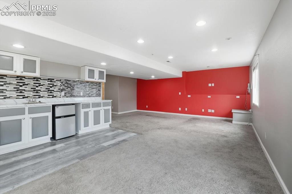 Image 29 of 44: Wet bar.