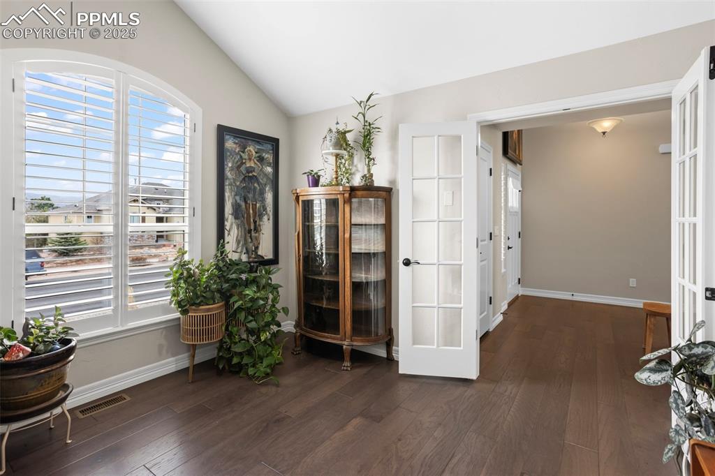 Image 18 of 47: Sitting Room
