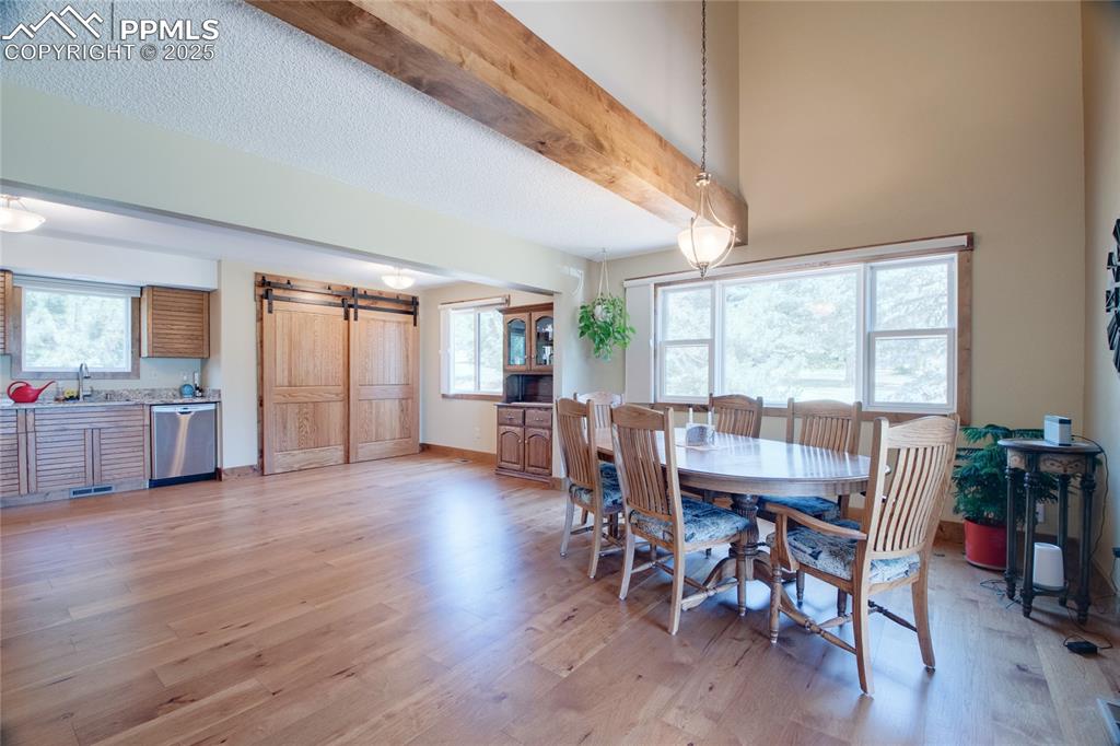 Image 16 of 47: Dining Area